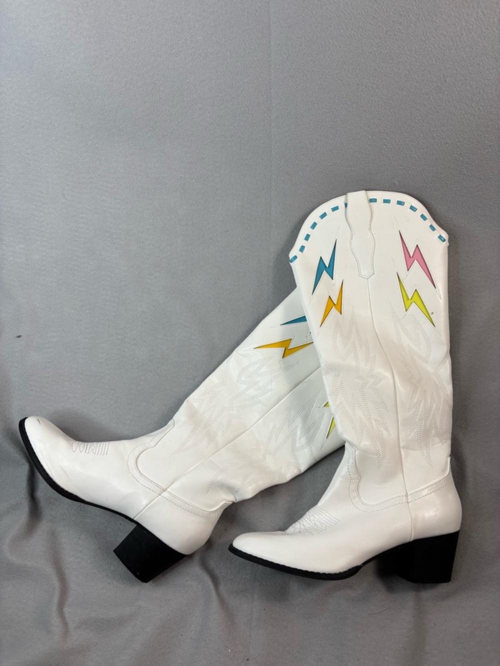Beautiful 9.5 Western Fancy White Cowgirl Boots w Colored Lightening Bolts